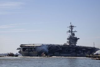 Pokoušejí se skočit přes palubu. Posádka lodi USS Abraham Lincoln na Blízkém východě je na pokraji zhroucení - Novinky