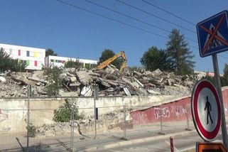 Demolice chátrajícího obchodního centra v Bystrci - Médium.cz