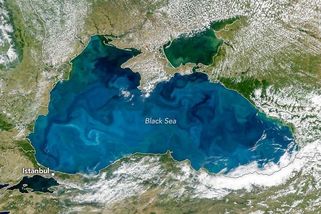 Satelit NASA zaznamenal obří tyrkysové víry v Černém moři