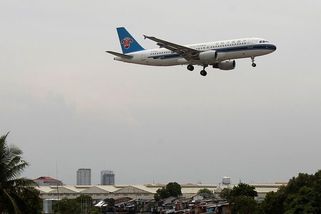 Odpověď na airbusy a boeingy. Nový čínský letoun zahájil pravidelný mezinárodní provoz - Novinky