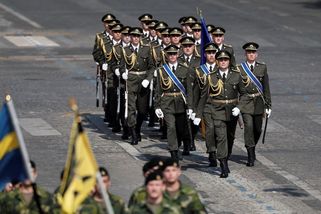 Fotky z největší vojenské přehlídky v Paříži. Poprvé s ukrajinskými vojáky - Seznam Zprávy