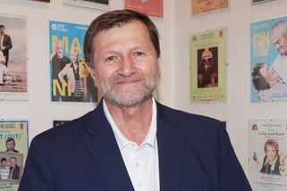 Bydlení Jana Hrušínského: ze středověkého statku vytvořil skvost. Opravy spolkly miliony - Médium.cz