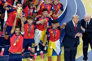 Mohl byste odejít? naznačoval kapitán Španělů. Trump chtěl znovu slavit s fotbalisty