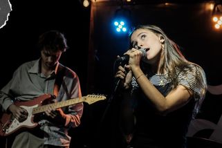 Zatmění počkalo, když zářily nové talenty. Bea.K a Františka okouzlily Headliner Ponton | Headliner