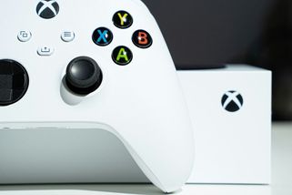 Zatímco PlayStation končí s výrobou disků, Xbox se zaměřuje na zpětnou kompatibilitu a převod fyzických kopií - INDIAN