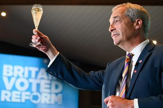 Farage hodlá migranty masivně vracet do Francie, nasadí i námořnictvo. „Skutečné řešení problému“ - Echo24.cz