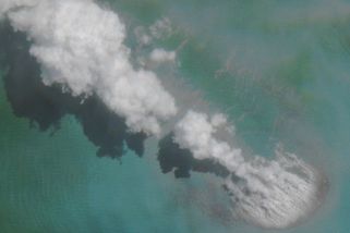Moře se změnilo v šedou kaši. Satelit zmapoval „neviditelnou“ erupci - Seznam Zprávy