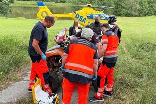 Tragická nehoda na Táborsku: Motorkář při předjíždění nezvládl zatáčku a narazil do stromu - Novinky