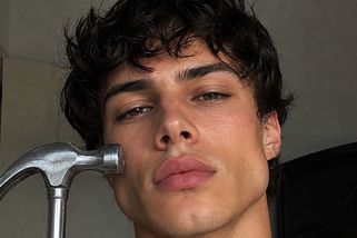 Nový trend mezi mladíky a chlapci, který je může ohrozit. Looksmaxxing: bití kladivem, braní hormonů - Médium.cz