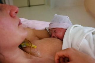 Kříčela, že nechce nástřih, udělali jí maximální možný a naskočili jí při porodu na břicho. Anna se z toho dodnes nevzpamatovala