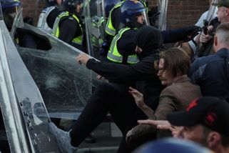 Británií otřásla smrt pobodaného studenta, kterého spoutala policie. Propukly násilné střety - Novinky