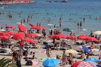Na Čechy v Chorvatsku spadl na pláži strom - Novinky