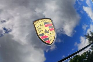 Majitel Porsche se na Facebooku pochlubil se způsobem, jak zdarma parkovat na vyhrazeném místě. Lidé v komentářích nešetří posměšky a kritikou