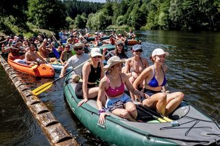 FOTO: Řeky plní vodáci, jezy jsou zrádné i těsně nad hranicí sucha - Novinky