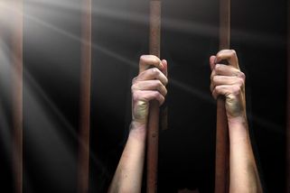 Nevinný muž strávil ve vězení 18 měsíců. Kvůli chybě ve jméně