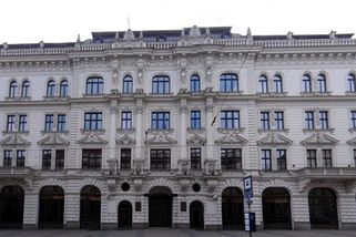 Zaměstnanec ČNB skončil kvůli krádeži desítek milionů ve vazbě. Musel selhat ještě někdo, míní exguvernéři - Novinky