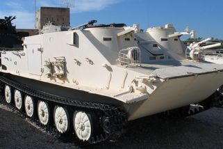 Československo vyrobilo OT-62B, který Rusy překonal a zahanbil. Dodnes jezdí v armádách, kde byste ho nečekali