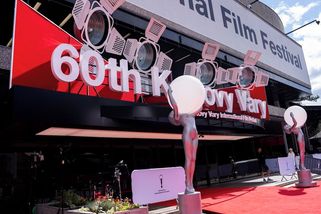 Hvězdy přijíždějí na červený koberec. Začíná 60. ročník karlovarského filmového festivalu - Novinky