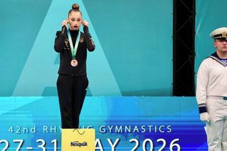 Poslouchat hymnu dívka odmítla. V Rusku se bouří a volají po odebrání medaile - Sport.cz
