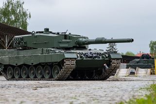 Tanky na dálnici! Armáda zítra přesouvá Leopardy: Kde je můžete potkat a proč se jim s fabií raději vyhnout - Garáž.cz