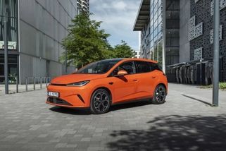 Nový čínský soupeř pro Yaris a Fabii: malý hatchback BYD Dolphin G DM-i slibuje přes 1 000 km