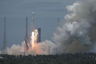 Čína poprvé úspěšně otestovala námořní systém na vyzvedávání raketových stupňů - Novinky