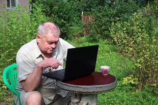 Miliony seniorů budou v pondělí 22. června zmateně sledovat hodiny. Čeká je nepříjemné překvapení