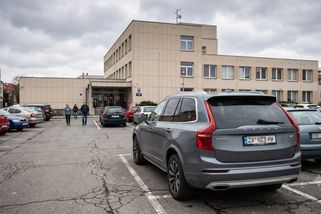 Proč přijeli někteří Ukrajinci v drahých autech? A kde skutečně zneužívají český systém - Médium.cz