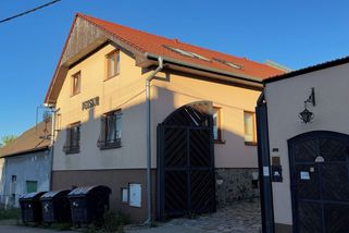 Zanedbaní senioři, personál nikde. Policisté a záchranáři zasahovali v domově na Kladensku - Novinky