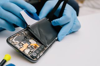 Je tu další nařízení od EU: Mobily a jejich oprava už nebude jako dřív. Nejvíc se to dotkne lidí s iPhonem