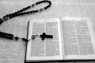 Úsměv na ulici, ale doma drsný režim. Jak těžký život mají jehovisté - Médium.cz