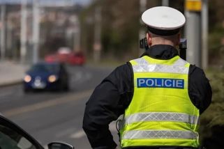 Bez čepice nesmí policisté udělovat pokuty. Řidiči při silničních kontrolách vytahují nový argument
