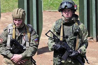 Kreml lapá po dechu, na frontě mu žalostně chybí vojáci. „Posílají vás na smrt,“ varuje šéf NATO mladé Rusy