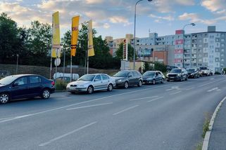 Až půlhodinové čekání. Kvůli konci vládních stropů se auta u pump štosovala - Novinky
