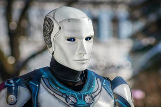 Dětem ve škole pomáhají humanoidní roboti za půl milionu. Rodiče to nechápou, peníze chtěli využít jinak