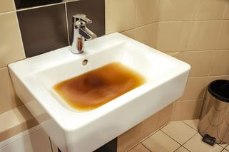 Jak vyčistit totálně ucpaný odpad bez instalatéra? Funkční babské rady