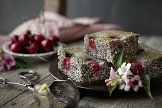 Makovec s třešněmi - Proženy.cz