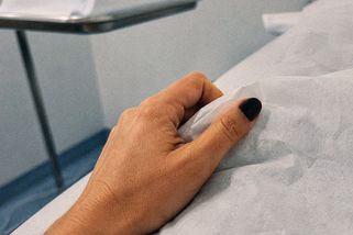 Když žena řekne, že to bolí, medicína slyší „nepohodlí“ - Médium.cz