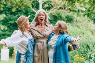 Od určité chvíle peklo, jaké jsme si nezasloužili. Film Bardotky skoro nestojí za řeč