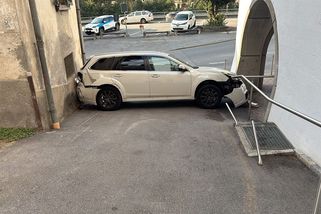 Senior ve Švýcarsku si spletl pedály v autě a zasekl se mezi domy - Novinky