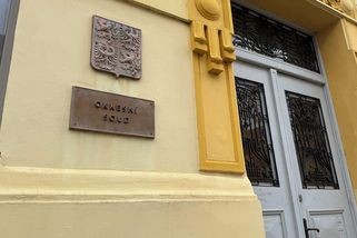 Stačil jen špatný pohled. Osmdesátiletého penzistu zkopal v Chebu opilec, dostal 5 let - Novinky