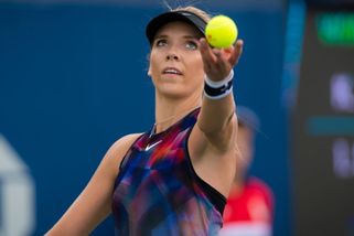 Říkejte mi manželka, vzkázala tenisová kráska. Na líbánkách se ukázala v úplně průsvitných šatech
