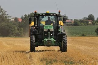 Vestec sužuje zápach z hnojení pole. Nevolejte hasiče, situaci již řešili, apeluje obec