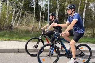 Mohou jet dva cyklisté vedle sebe? | Na kole jen s přilbou