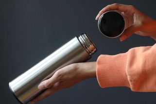 Jak se starat o termosku? Pravidelně! Odstraňte skvrny, nánosy i zápach levně a bez chemie - Proženy.cz