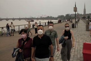 Fotky: Bordeaux zahalil kouř z požárů. Lidé nasadili roušky a respirátory - Seznam Zprávy