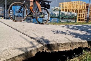 Tropická vedra zničila cyklostezku mezi Zlínem a Lužkovicemi, beton vystřelil do výšky - Novinky