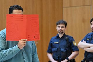 Afghánec najel do davu a zabil dva lidi, aby ukázal, že je dobrým muslimem. Dostal doživotí