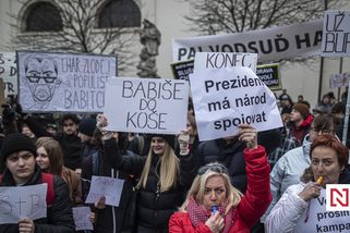 „Půjdete jako první do války, vy mladí, a přeju vám to.“ V Brně se střetli Babišovi příznivci i odpůrci