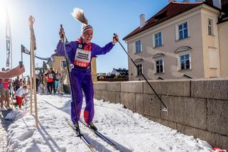 FOTO: Po Karlově mostě se ráno na sněhu proháněli běžkaři - Novinky